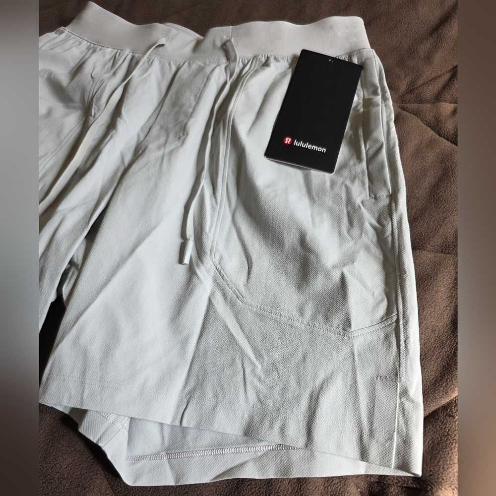 Lululemon FIRE! NWT! License To Train Short LL 7" Updated in Vapor. Sz XL. R2S! - Picture 8 of 15